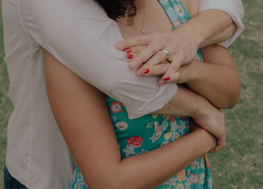casal abraçado
